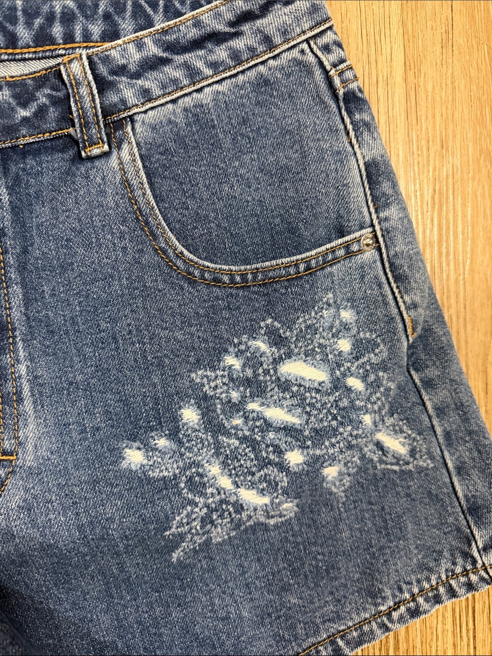 Steve Madden Dark Blue Distressed Denim Shorts with Paint Detail size 28 - Picture 3 of 4